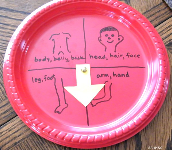 Make a bath spinner for a fun bath time activity for kids. This list of bath time activities is so simple but fun for kids from toddlers to school age.