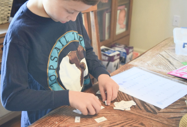 Matching the spring spelling words to the guide to spell the spring and easter spelling words.