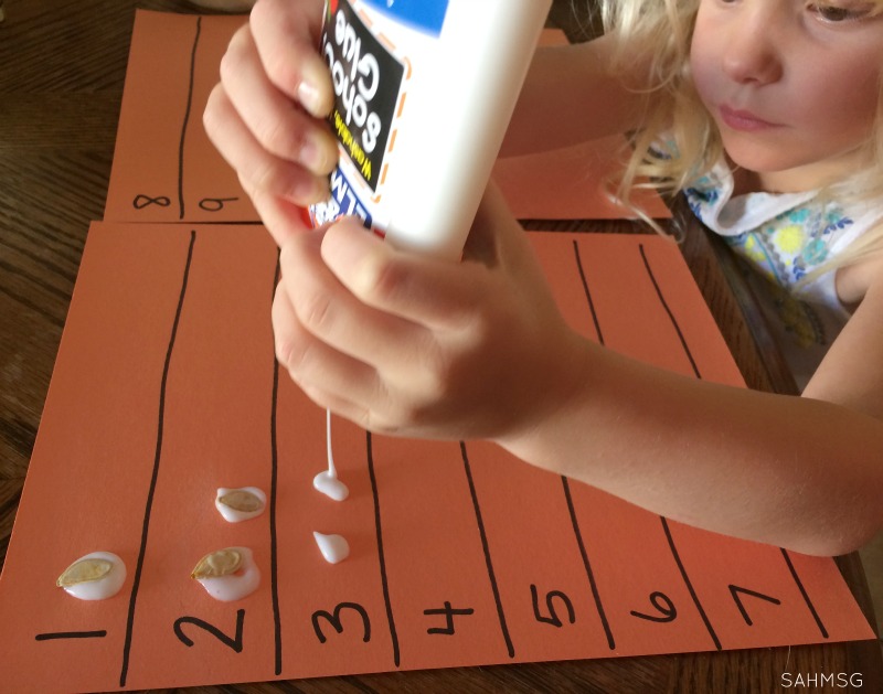 Counting and number recognition activity with pumpkin seeds for preschool. There is even an adaptation for toddlers. So simple and great for a Pumpkin or Fall theme.