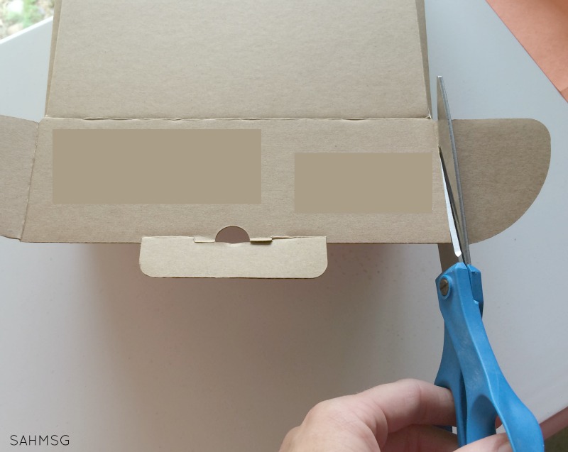 Peek-aboo box DIY toy for babies.