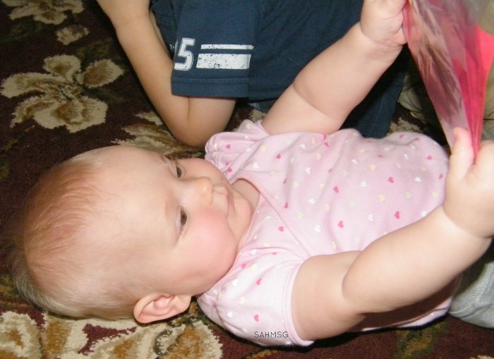 Make your own DIY books for babies and toddlers using ziploc bags! You can personalize them so many ways.