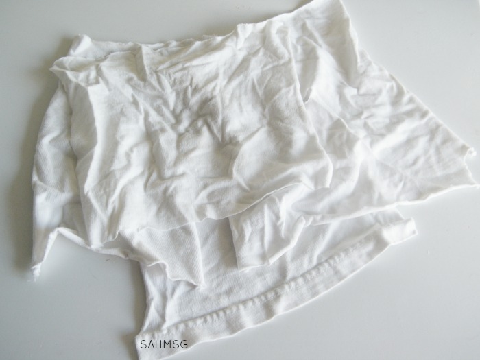 Use a white cotton t-shirt to make No-Sew DIY Dryer Sheets that are all natural.