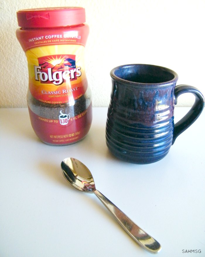 5 Iced Coffee Drink Recipes that take 5 minutes or less to make. Coffee drinks that are quick to make with simple ingredients and Folgers instant coffee. #sponsored