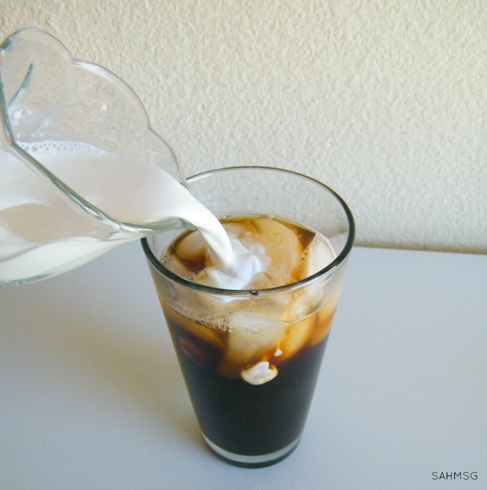 5 Iced Coffee Drink Recipes that take 5 minutes or less to make. Coffee drinks that are quick to make with simple ingredients and Folgers instant coffee. #sponsored