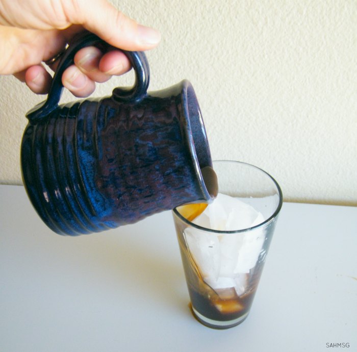 5 Iced Coffee Drink Recipes that take 5 minutes or less to make. Coffee drinks that are quick to make with simple ingredients and Folgers instant coffee. #sponsored