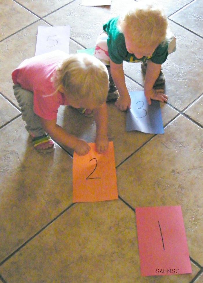 Activity for learning to count and number order that works for crawlers, walkers and preschoolers. Great rainy day activity for indoor days with kids.