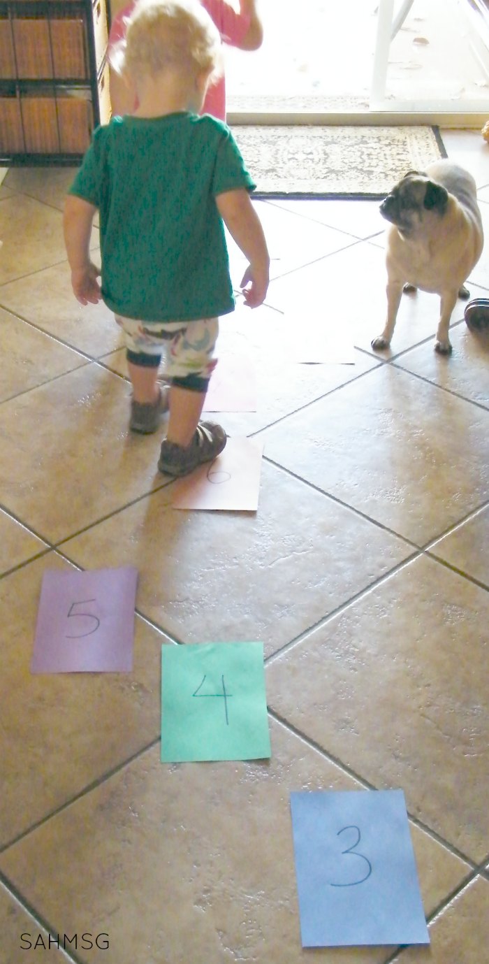 Activity for learning to count and number order that works for crawlers, walkers and preschoolers. Great rainy day activity for indoor days with kids.