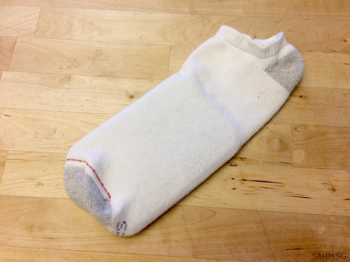 Kids get bumps and bruises, but a melting ice pack can just be annoying. Try this DIY ice pack idea-an ice pack hack-that uses two items you probably have at home to decrease the mess and increase the comfort of your kids after they get a bump or bruise. So simple to make!