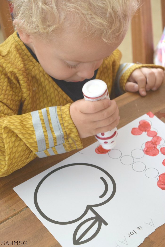 One-to-one correspondence activities for toddlers. Teach toddlers to count and identify while strengthening their fine motor skills. #sponsored
