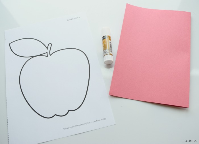 Toddler Lesson Plans for learning colors are a simple way to teach toddlers colors with easy activities for toddlers to learn colors in a hands-on way. #sponsored