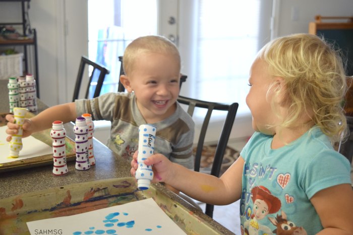 One-to-one correspondence activities for toddlers. Teach toddlers to count and identify while strengthening their fine motor skills. #sponsored