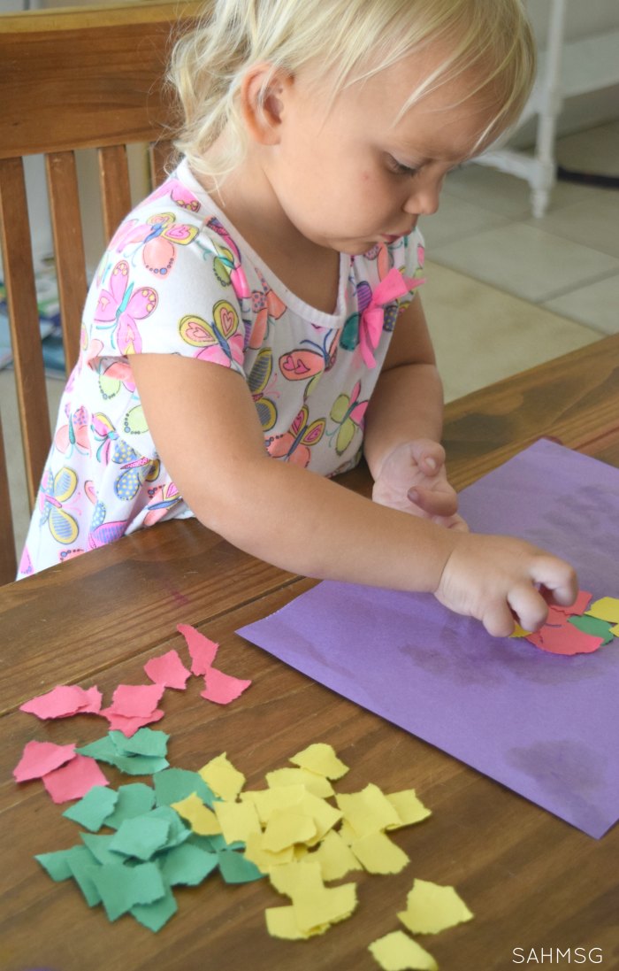 Toddler Lesson Plans for learning colors are a simple way to teach toddlers colors with easy activities for toddlers to learn colors in a hands-on way. #sponsored