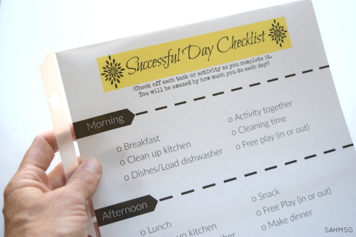 Successful Mom Daily Checklist to help you gain balance between housework and play time with the kids. Get more done, and feel more successful as a mom and homemaker.
