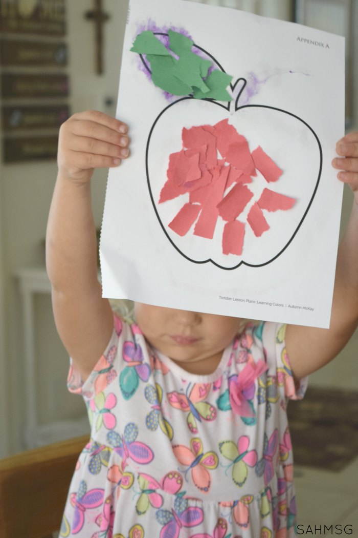 Toddler Lesson Plans for learning colors are a simple way to teach toddlers colors with easy activities for toddlers to learn colors in a hands-on way. #sponsored
