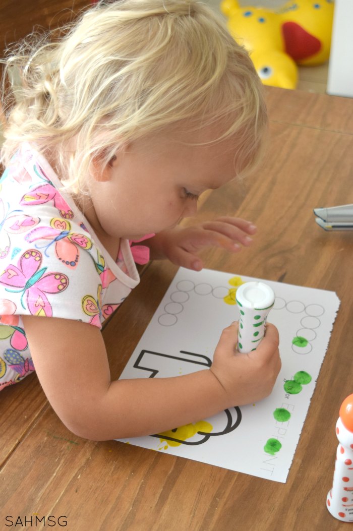 One-to-one correspondence activities for toddlers. Teach toddlers to count and identify while strengthening their fine motor skills. #sponsored
