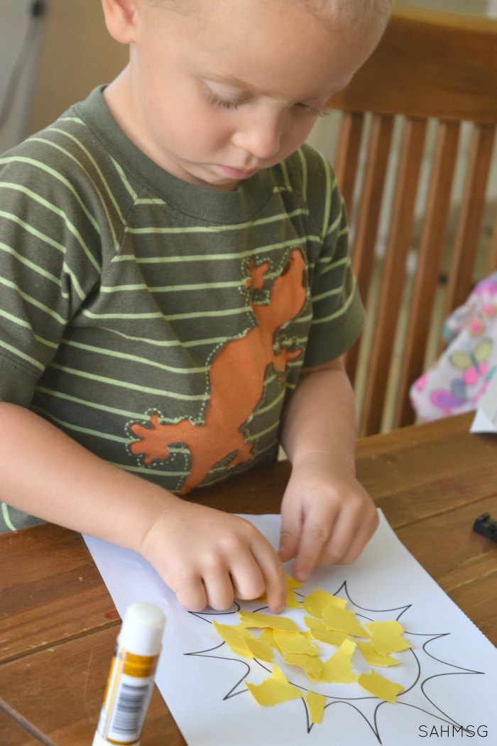 Toddler Lesson Plans for learning colors are a simple way to teach toddlers colors with easy activities for toddlers to learn colors in a hands-on way. #sponsored