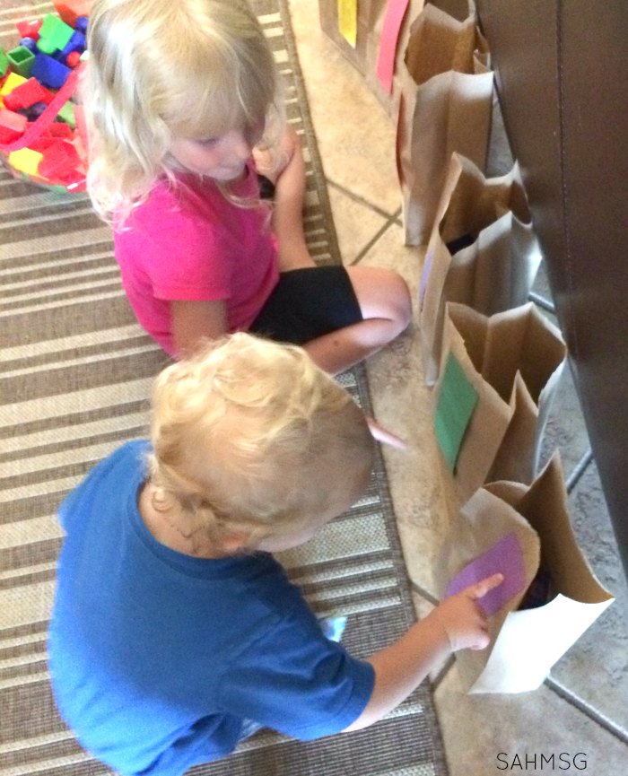 Create a simple color sorting game for teaching colors and sorting skills with this simple color sorting bags for toddlers and preschool idea.