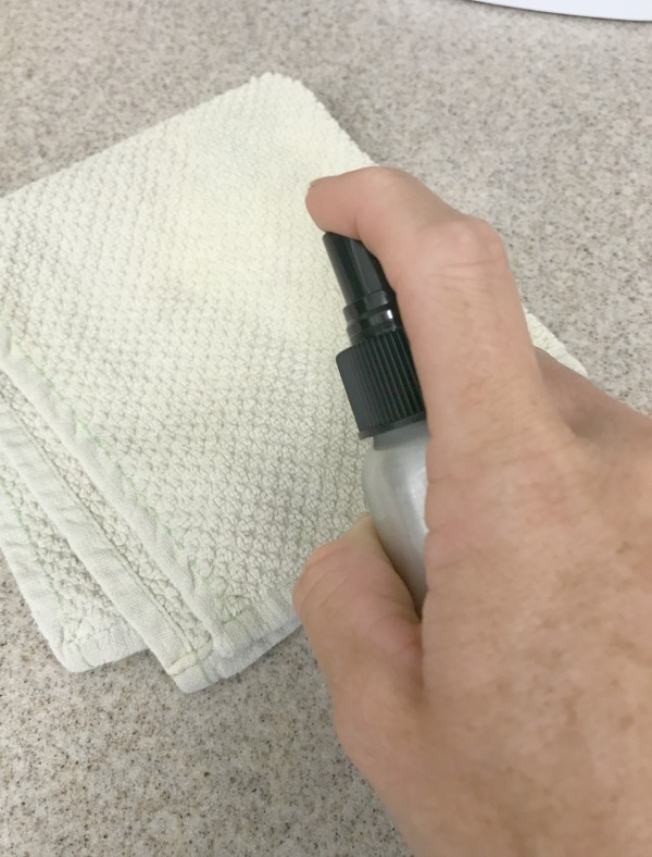 DIY dusting spray. A natural alternative to Pledge.