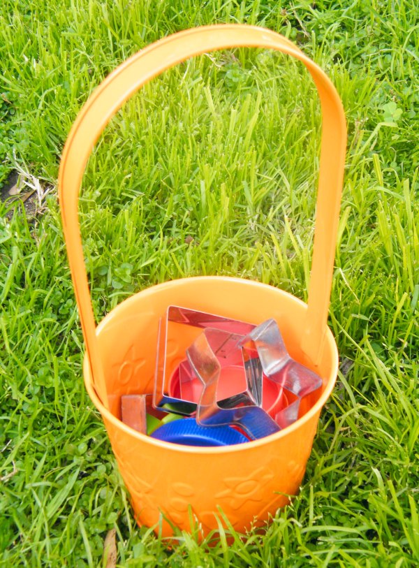 Exploring shapes with sand sensory activity lets kids get their hands dirty while guiding them to learn basic concepts in a hands-on way. So fun for brain breaks outside.