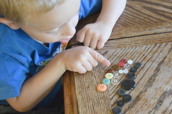 Sorting and classification activity for young children using buttons. A simple sorting activity for preschool chidlren that builds on big concepts.