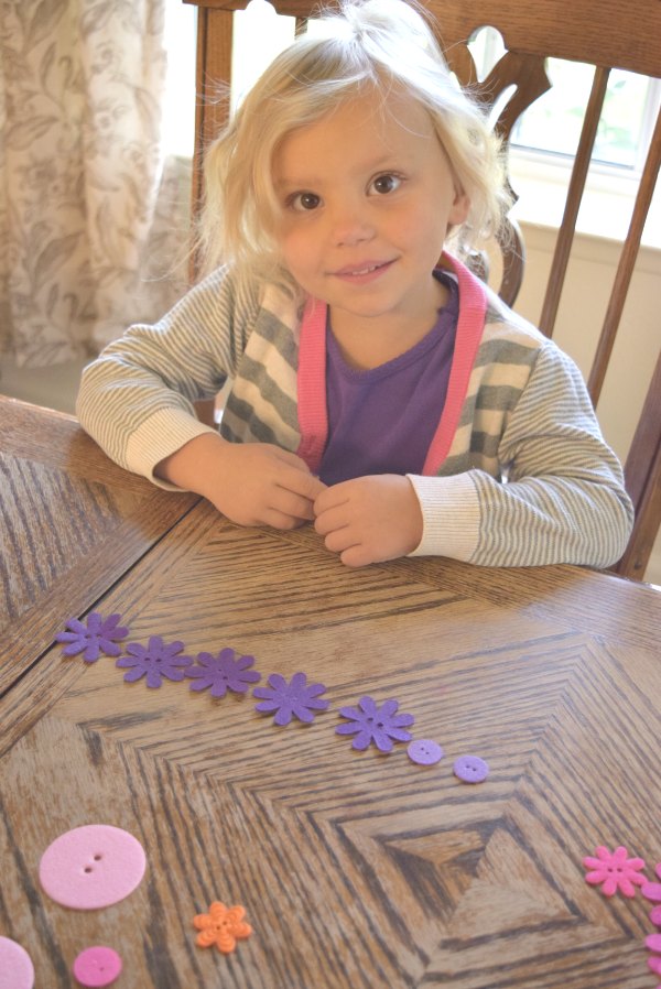 Sorting and classification activity for young children using buttons. A simple sorting activity for preschool chidlren that builds on big concepts.