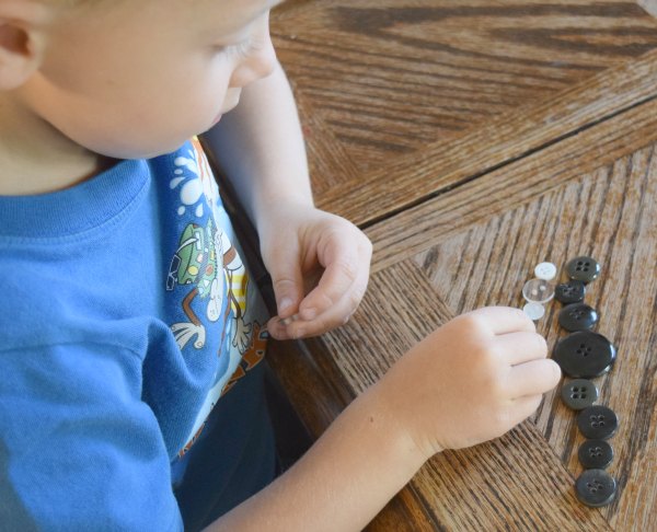 Sorting and classification activity for young children using buttons. A simple sorting activity for preschool chidlren that builds on big concepts.