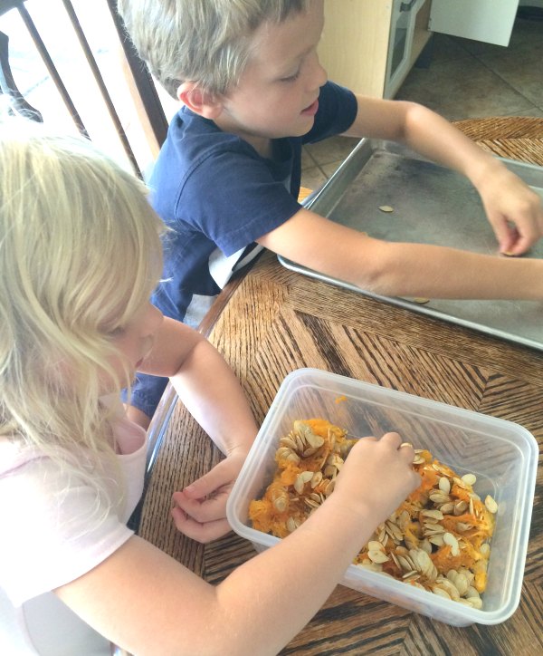 Fall is pumpkinn time! Toddler pumpkin activities help kids get hands-on learning experiences that are safe and fun. Includes Preschool pumpkin activities too.
