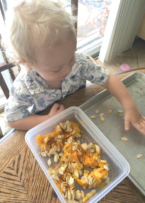 Fall is pumpkinn time! Toddler pumpkin activities help kids get hands-on learning experiences that are safe and fun. Includes Preschool pumpkin activities too.