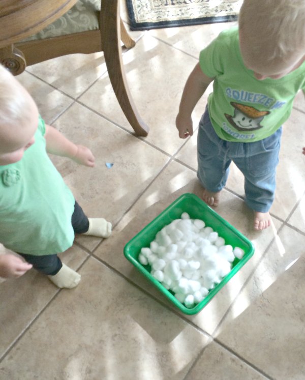 One item activities allow little ones to explore. This cotton ball toddler fine motor activity combines fine motor exploration with sensory and creativity. We made this into an indoor gross motor activity too. So much fun with one supply!