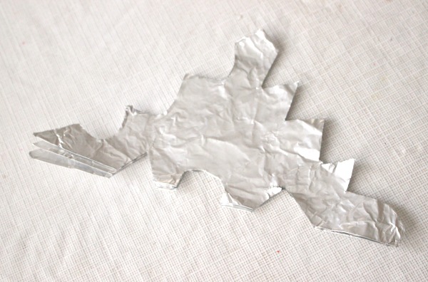 What a fun indoor activity for winter time! Kids can paint foil snowflakes. This simple snowflake foil craft combines cutting, painting and fine motor skills for preschool.