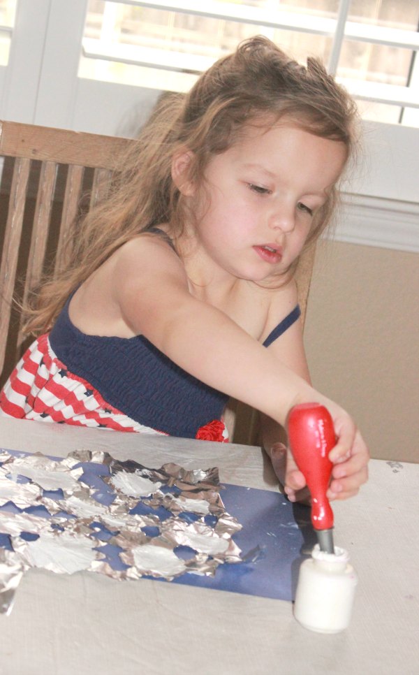 What a fun indoor activity for winter time! Kids can paint foil snowflakes. This simple snowflake foil craft combines cutting, painting and fine motor skills for preschool.