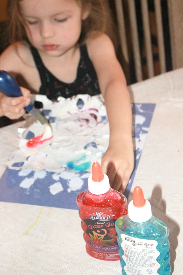 What a fun indoor activity for winter time! Kids can paint foil snowflakes. This simple snowflake foil craft combines cutting, painting and fine motor skills for preschool.