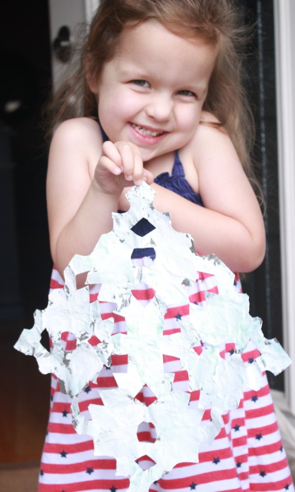 What a fun indoor activity for winter time! Kids can paint foil snowflakes. This simple snowflake foil craft combines cutting, painting and fine motor skills for preschool.