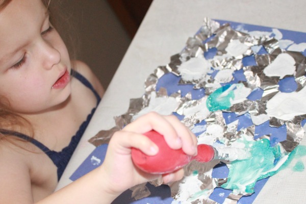 What a fun indoor activity for winter time! Kids can paint foil snowflakes. This simple snowflake foil craft combines cutting, painting and fine motor skills for preschool.