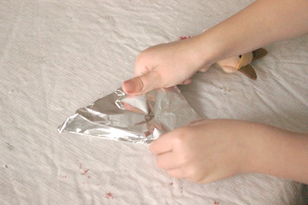 What a fun indoor activity for winter time! Kids can paint foil snowflakes. This simple snowflake foil craft combines cutting, painting and fine motor skills for preschool.
