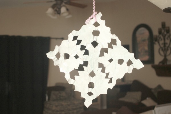 What a fun indoor activity for winter time! Kids can paint foil snowflakes. This simple snowflake foil craft combines cutting, painting and fine motor skills for preschool.