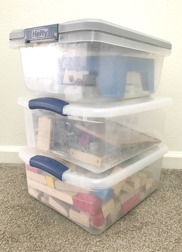 5 tips to stay organized with kids. Kick the clutter solutions for an organized home. These are smart tips!