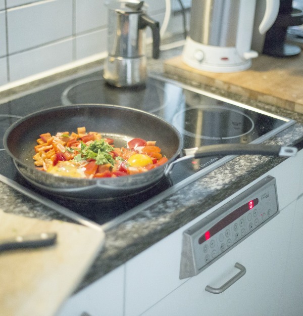 I’ve started keeping a few tried and true easy meal ideas at the ready. I always keep the ingredients in the house so that I’m able to grab them at a moments notice. Below you’ll find my 5 quick dinners for busy moms. I included links to take you right to the recipes too. I swear by these 5 quick meals. They’re also kid approved!