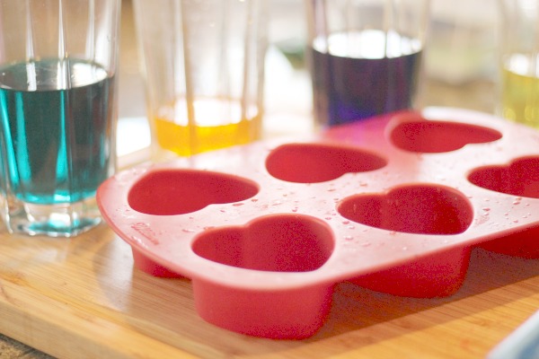 A fun hands-on art and science activity for preschoolers! This is great for fine motor and sensory fun. Rainbow ice painting preschool activity is a lot of science and art plus it uses supplies you have at home already.