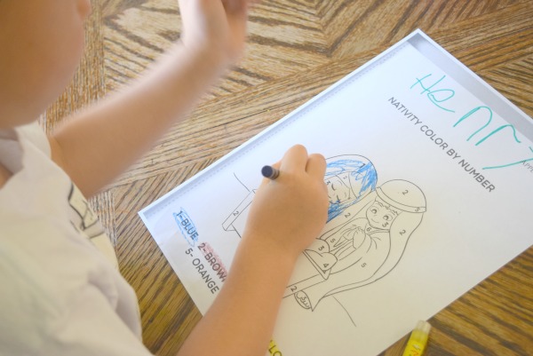 What to do with toddlers while homeschooling. Great activity ideas for toddlers and preschoolers while you are homeschooloing older kids or just need activities for learning at home.