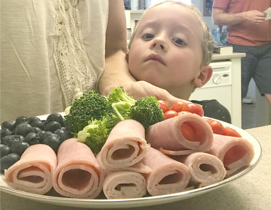 Less time in the kitchen for a more balanced lunch for kids with Ekrich deli meat AD