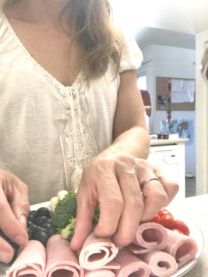 Less time in the kitchen for a more balanced meal for kids with Ekrich deli meat AD