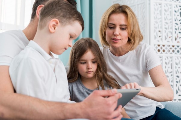 Tracking Your Teen’s Phone Use: A Modern Parent’s Guide